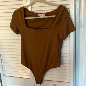 House of Harlow Brown Short Sleeve Square Neck Bodysuit. Size M.